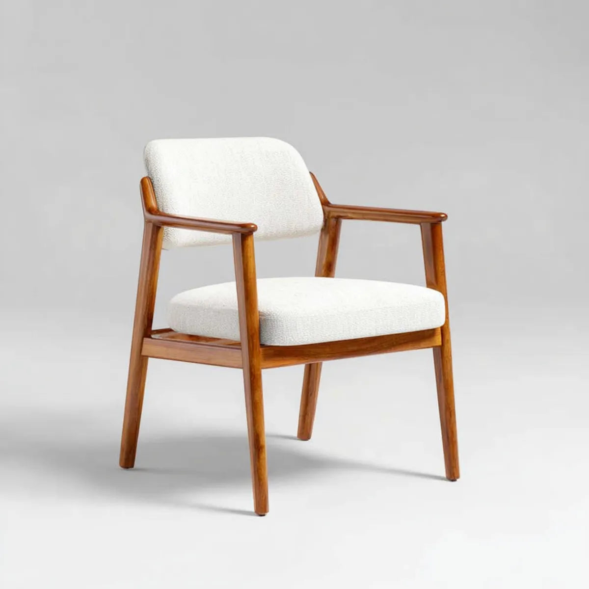 Fauteuil de salon blanc cassé en polyester bouclé avec accoudoirs structure en hévéa massif 57 x 62 x 78 cm